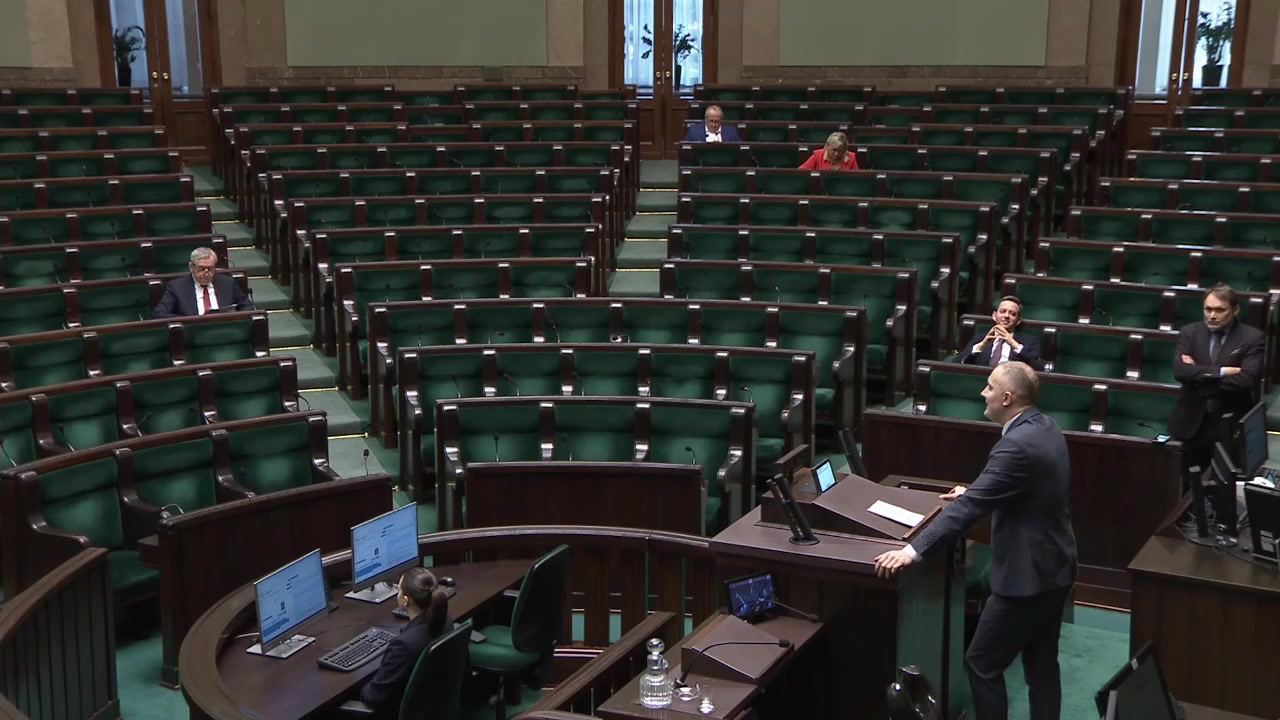 Sala posiedzeń Sejmu, 5 lutego 2025, 14:30: prawie puste ławy poselskie