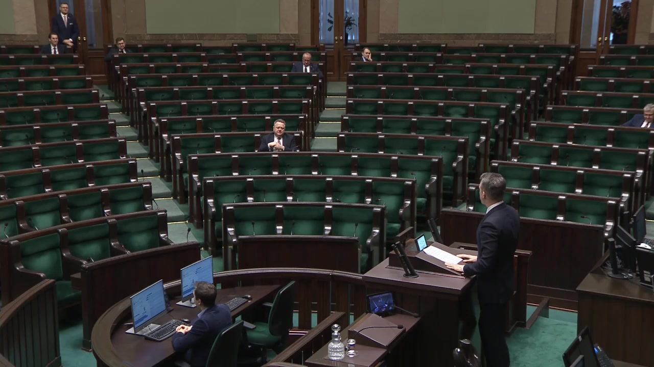 Sala posiedzeń Sejmu, 20 lutego 2025, 16:30: prawie puste ławy poselskie