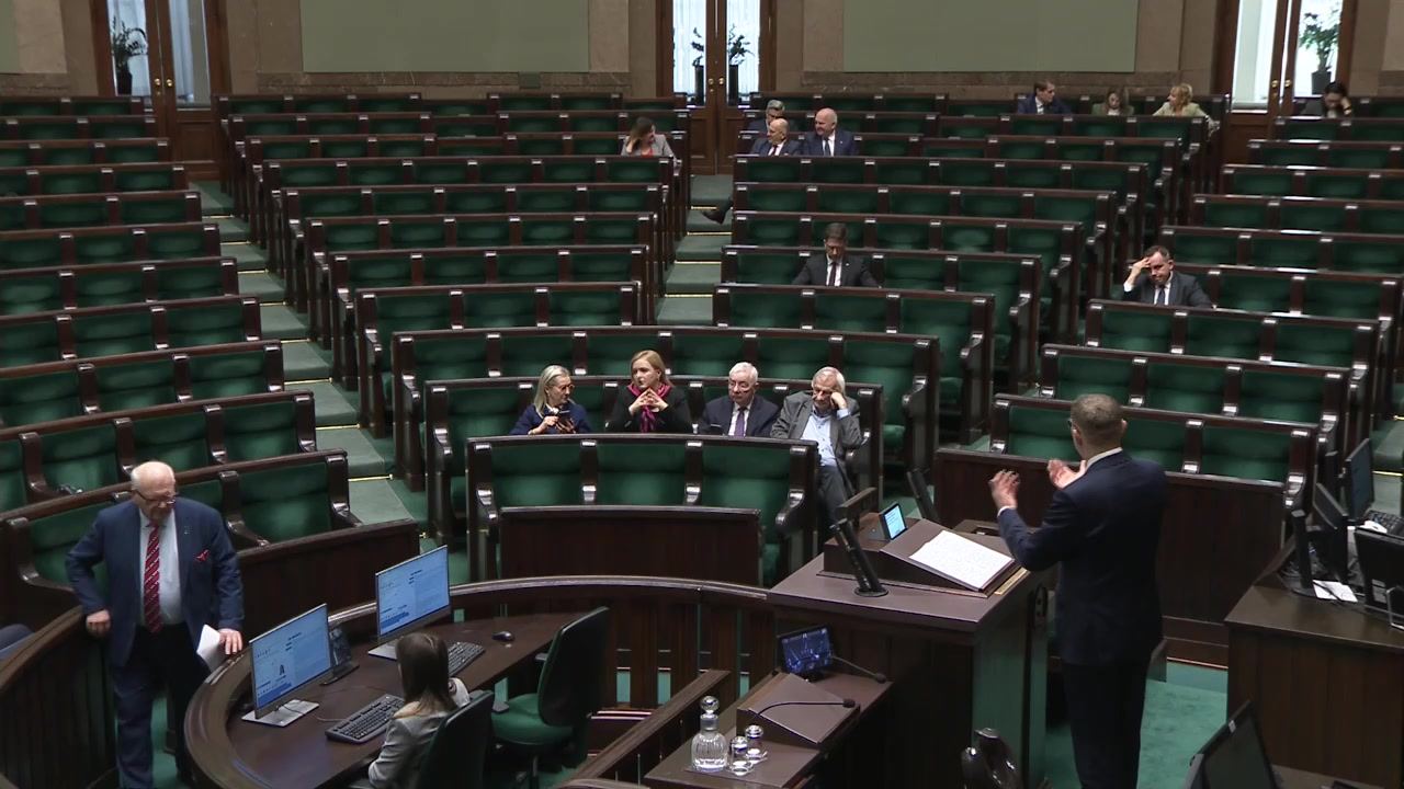 Sala posiedzeń Sejmu, 5 marca 2025, 15:30: prawie puste ławy poselskie