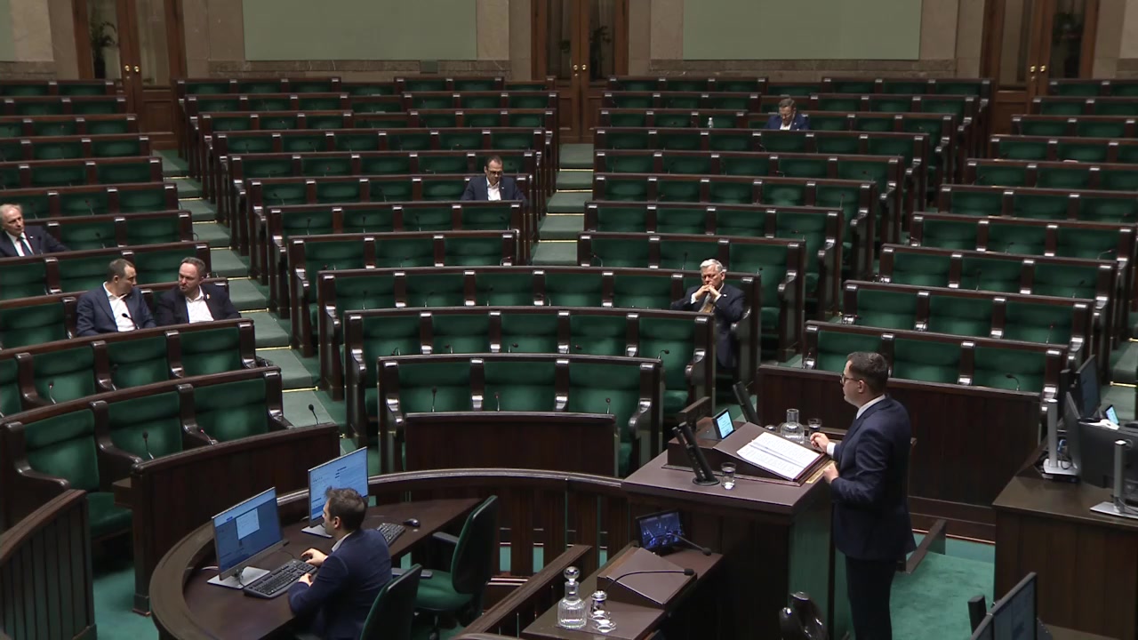 Sala posiedzeń Sejmu, 23 kwietnia 2025, 21:00: prawie puste ławy poselskie