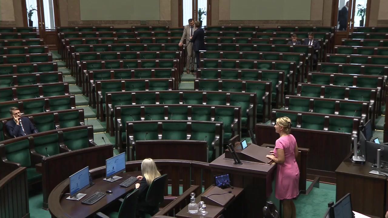 Sala posiedzeń Sejmu, 8 lipca 2025, 11:30: prawie puste ławy poselskie
