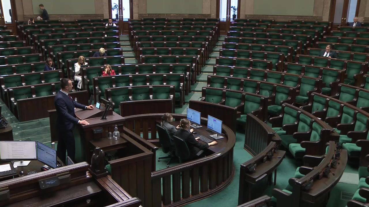 Sala posiedzeń Sejmu, 15 października 2025, 12:30: prawie puste ławy poselskie