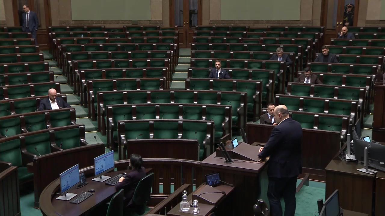 Sala posiedzeń Sejmu, 17 grudnia 2025, 15:30: prawie puste ławy poselskie