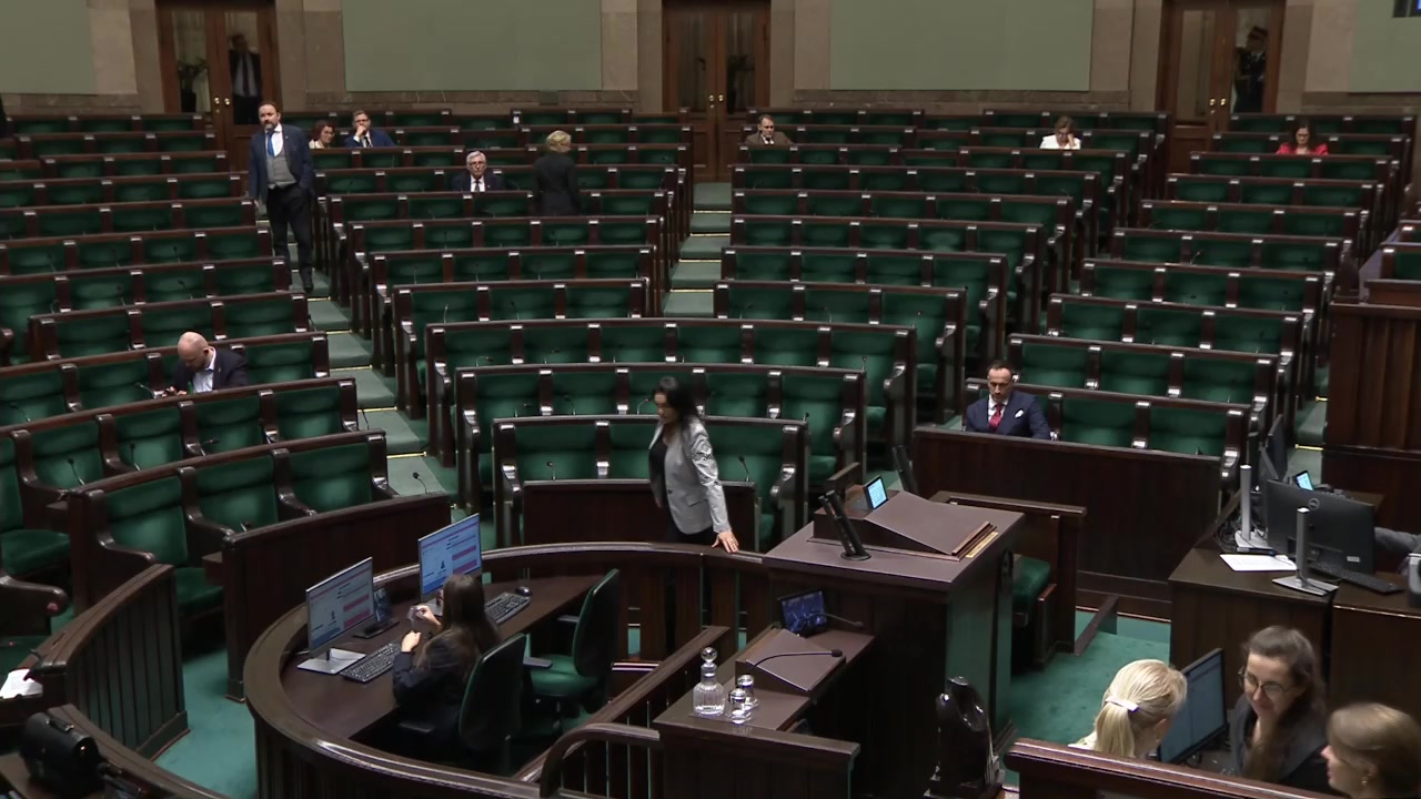 Sala posiedzeń Sejmu, 18 grudnia 2025, 21:00: prawie puste ławy poselskie