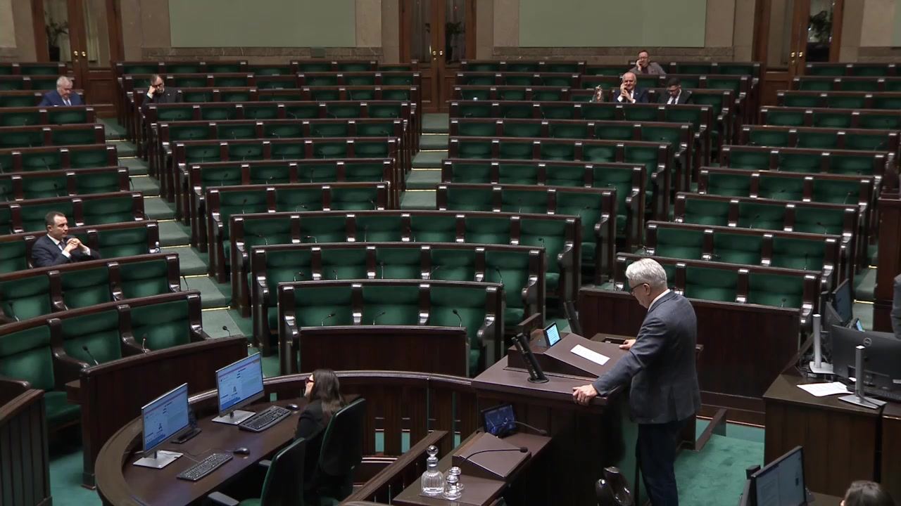 Sala posiedzeń Sejmu, 21 stycznia 2026, 16:30: prawie puste ławy poselskie
