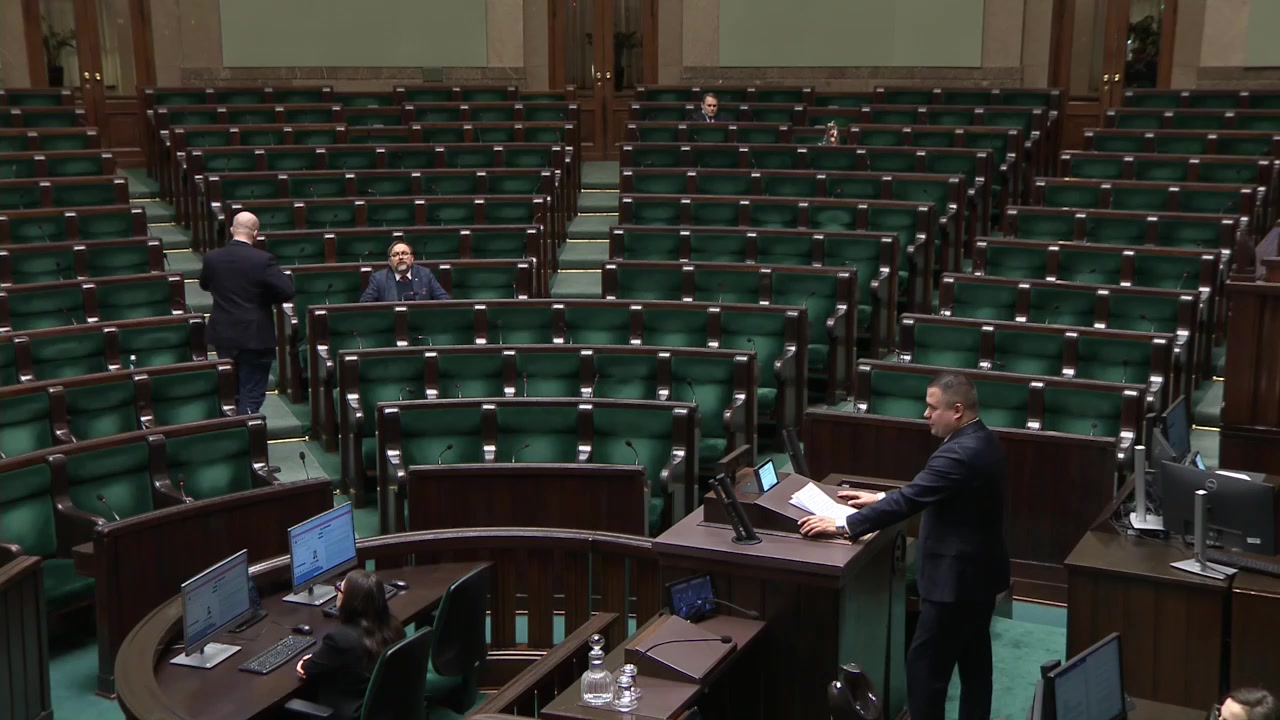 Sala posiedzeń Sejmu, 21 stycznia 2026, 21:00: prawie puste ławy poselskie