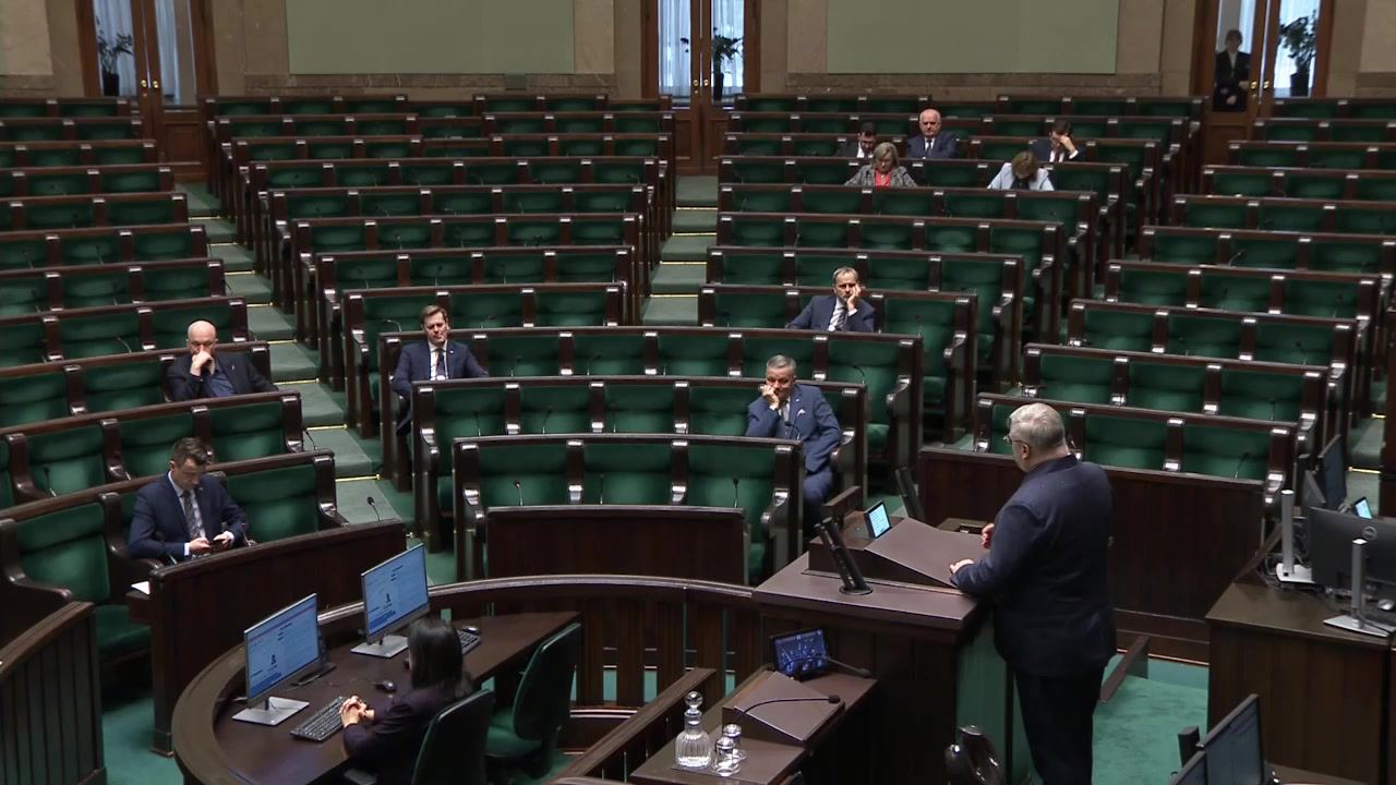 Sala posiedzeń Sejmu, 10 lutego 2026, 13:30: prawie puste ławy poselskie