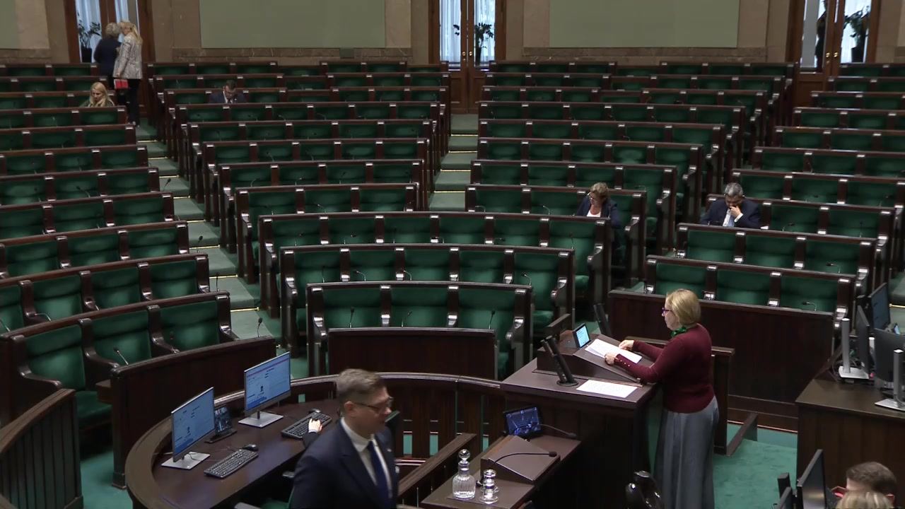Sala posiedzeń Sejmu, 25 lutego 2026, 12:30: prawie puste ławy poselskie