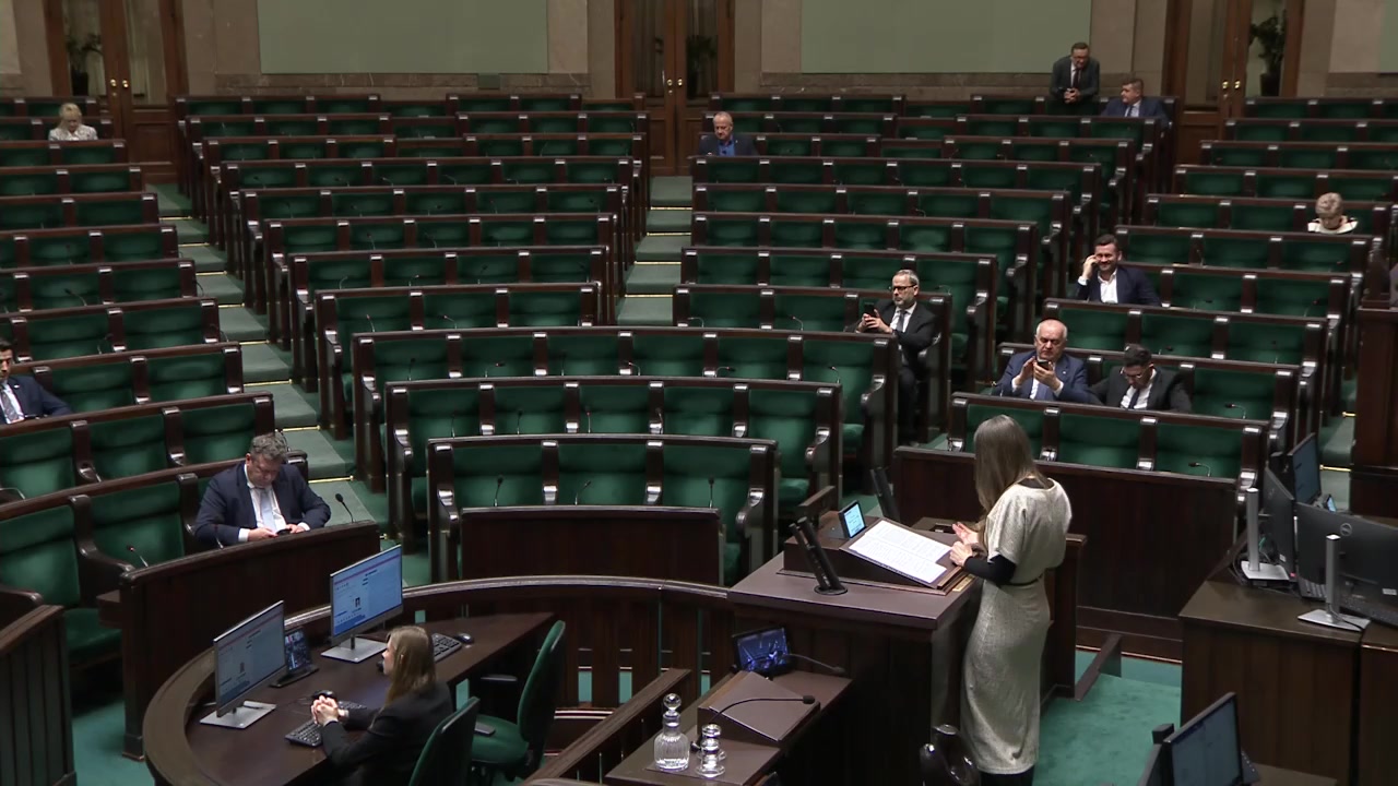 Sala posiedzeń Sejmu, 25 lutego 2026, 19:30: prawie puste ławy poselskie