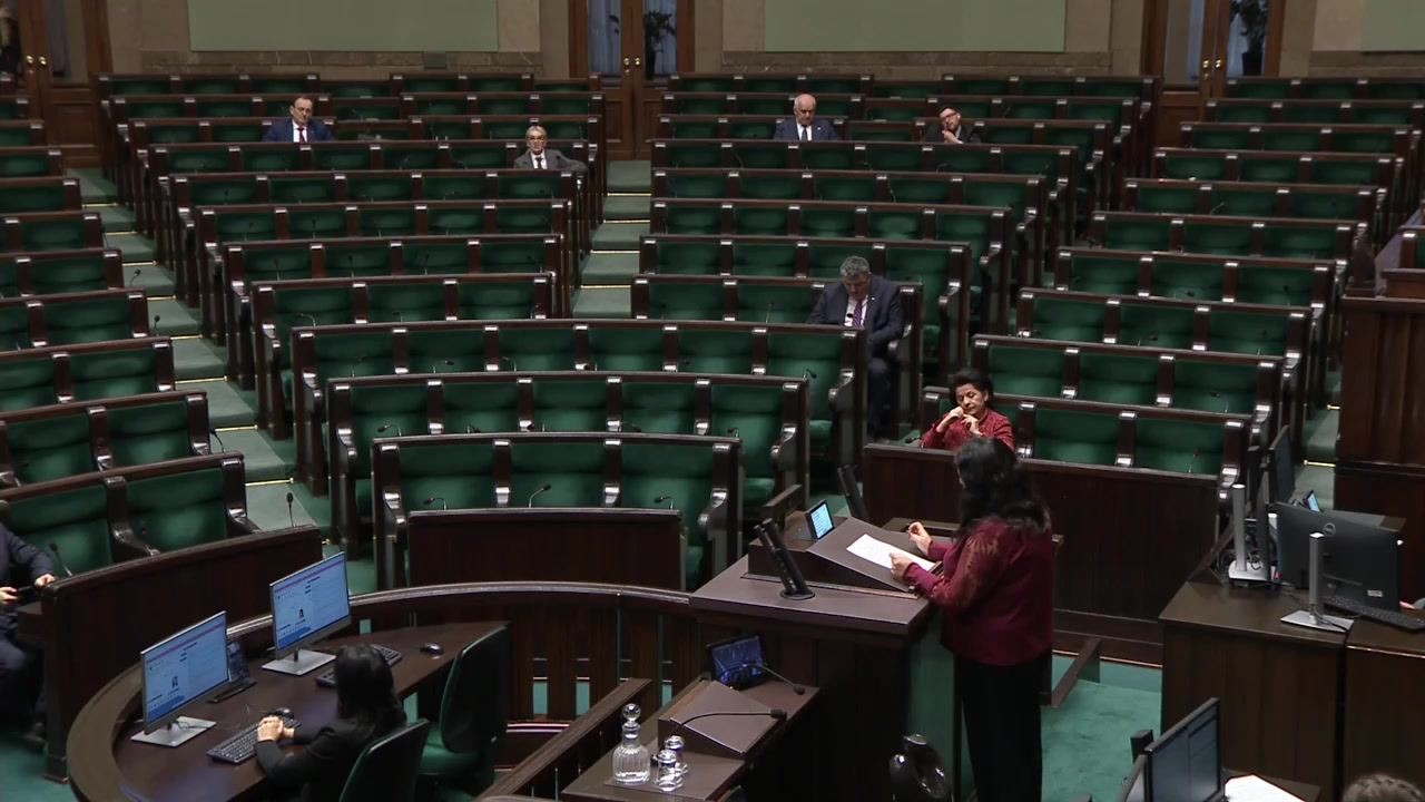 Sala posiedzeń Sejmu, 11 marca 2026, 17:30: prawie puste ławy poselskie
