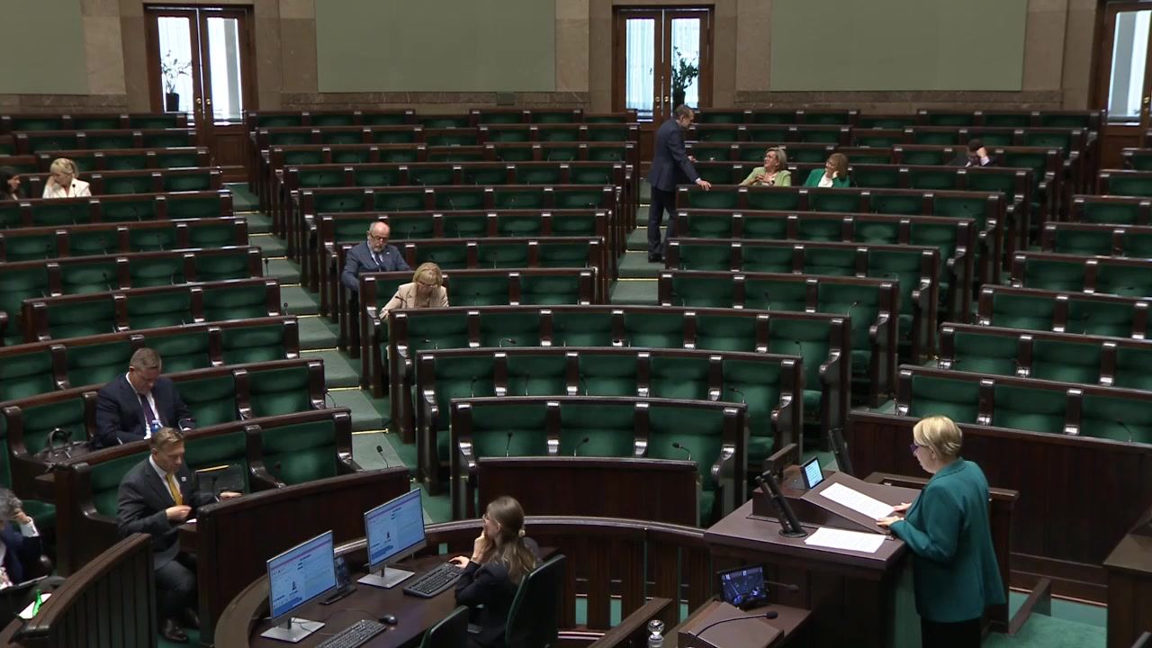 Sala posiedzeń Sejmu, 27 maja 2026, 11:30: prawie puste ławy poselskie