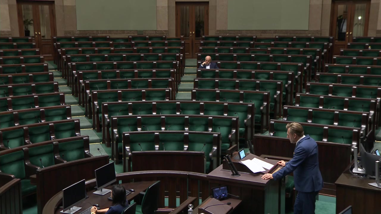 Sala posiedzeń Sejmu, 18 czerwca 2026, 22:15: prawie puste ławy poselskie