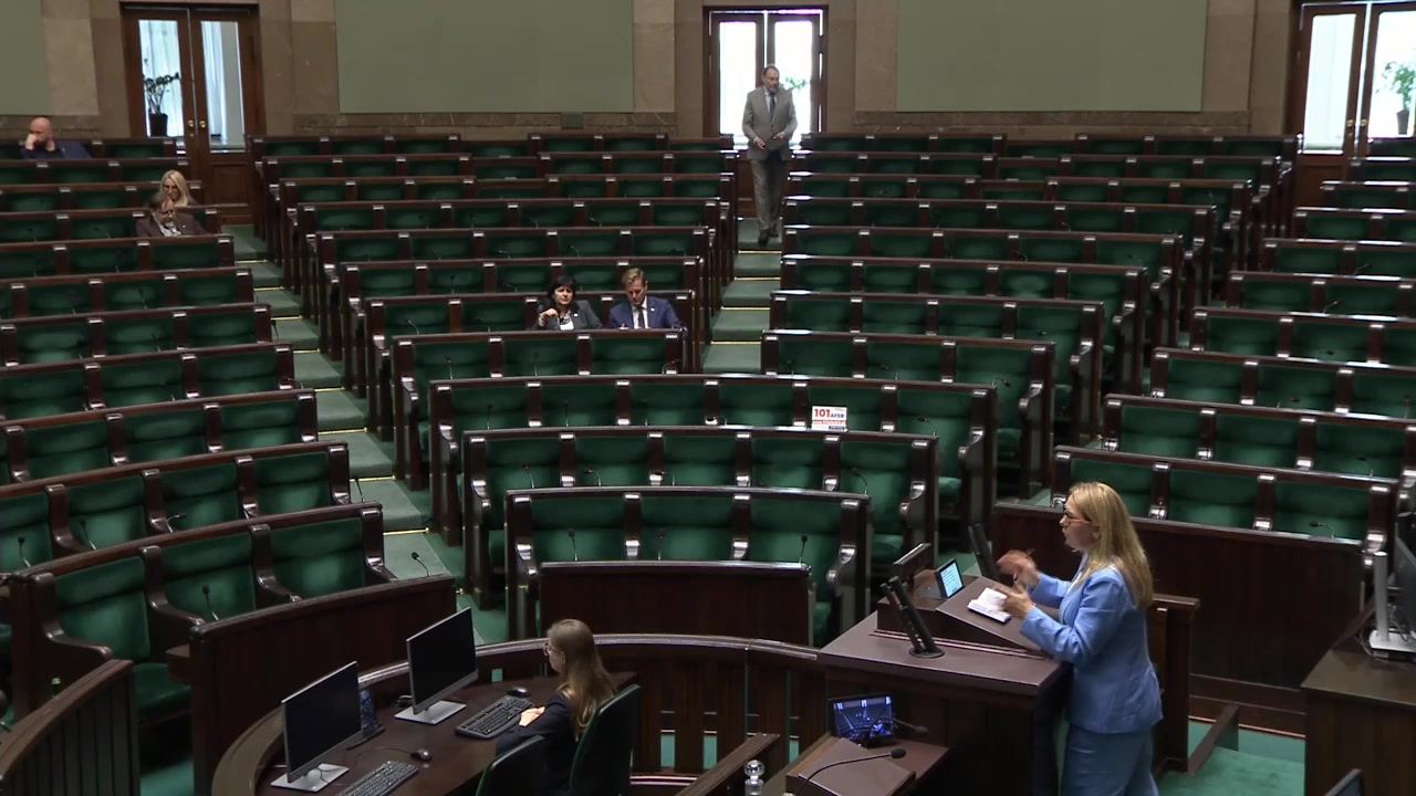 Sala posiedzeń Sejmu, 15 lipca 2026, 16:30: prawie puste ławy poselskie