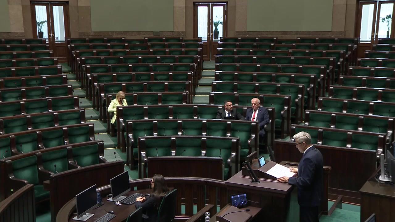 Sala posiedzeń Sejmu, 29 lipca 2026, 14:30: prawie puste ławy poselskie