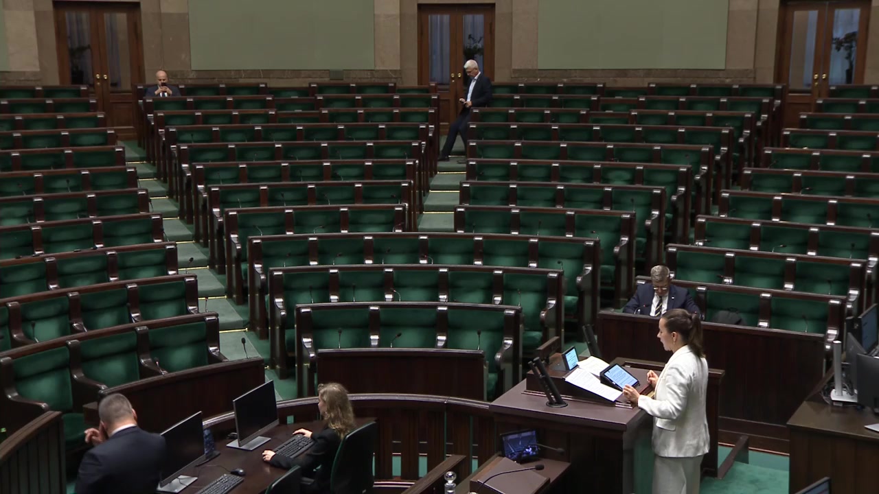 Sala posiedzeń Sejmu, 29 lipca 2026, 20:30: prawie puste ławy poselskie