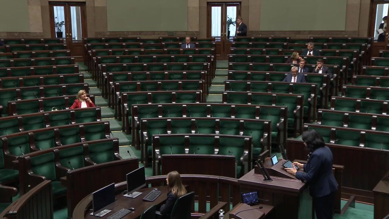 Sala posiedzeń Sejmu, 15 września 2026, 13:30: prawie puste ławy poselskie